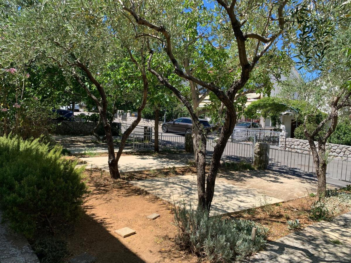 Apartment GardenView - New! Krk Town Buitenkant foto